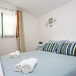 דירה Tona