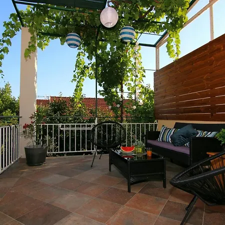 Tona Apartment *