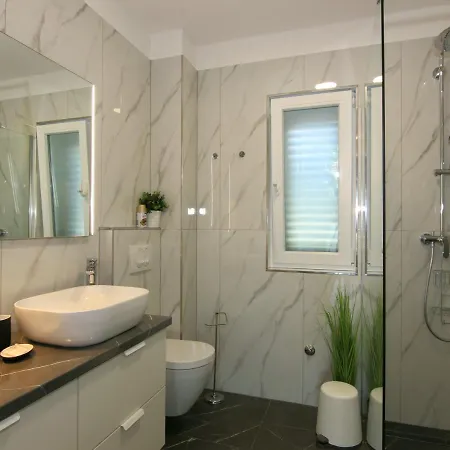 Tona Apartment *