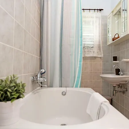 Tona Apartment *