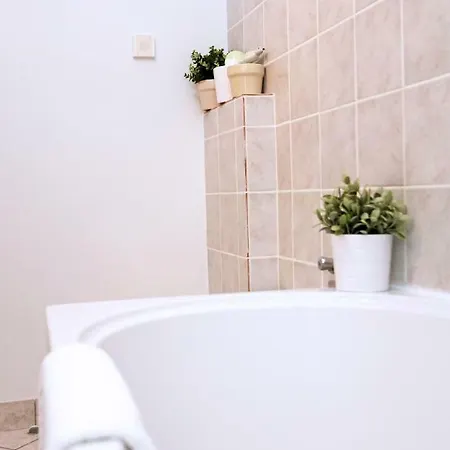 Tona Apartment *