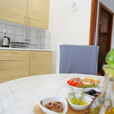 Tona Apartment *